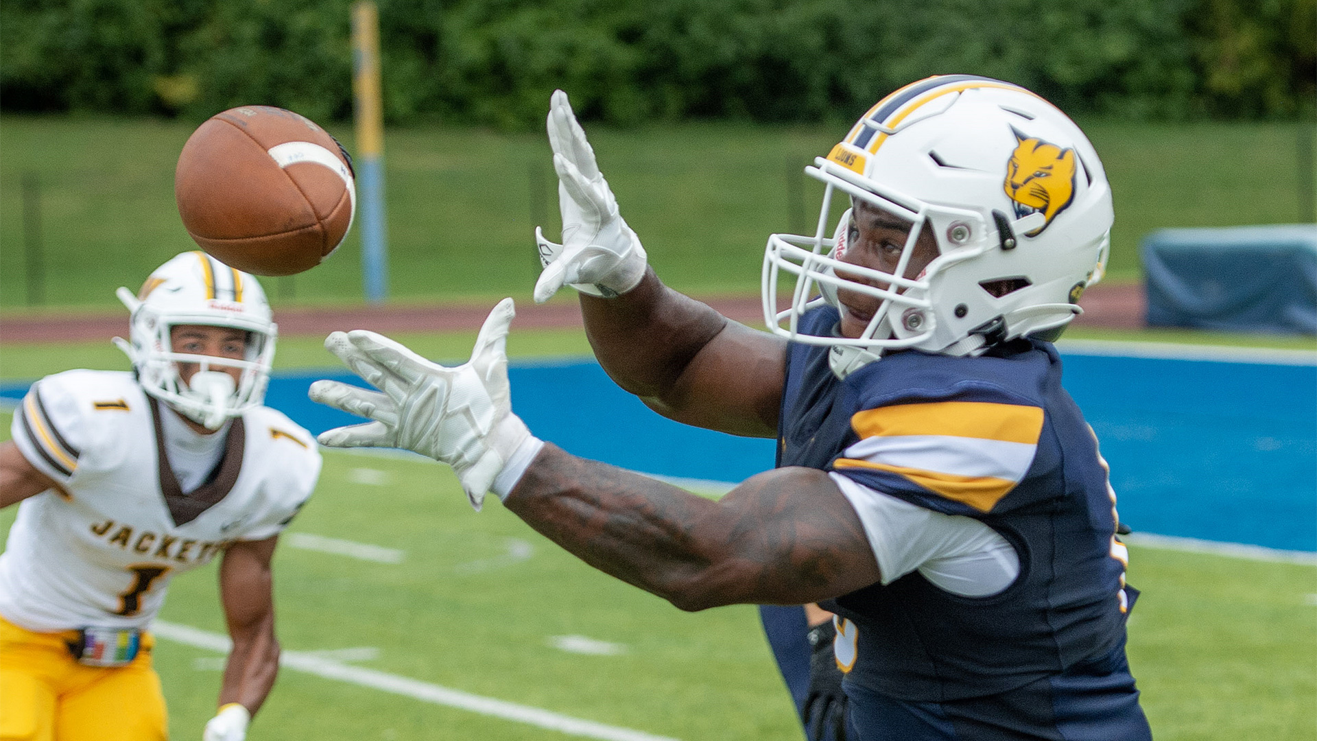 Cornell Beachem Jr. catching a pass